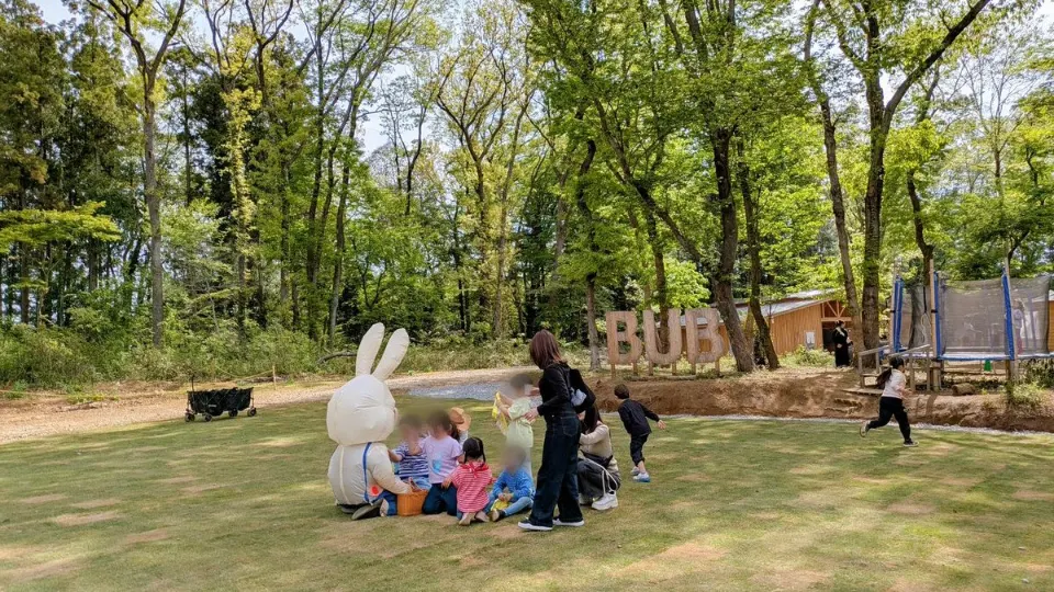 森の中で集まって過ごす子どもたち