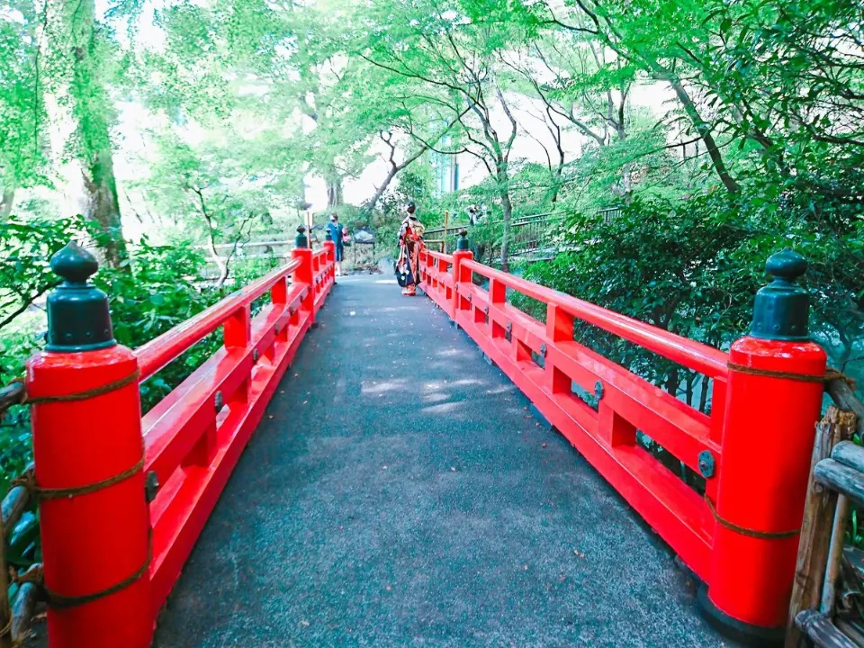 庭園にかかる赤い橋