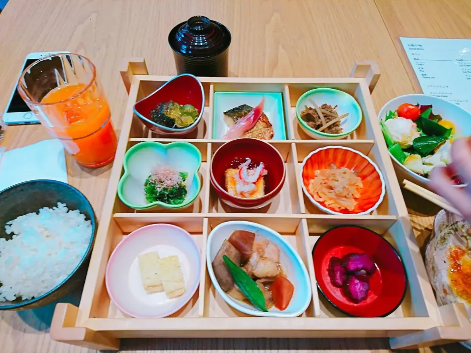 小鉢が並ぶ朝食の和食御膳