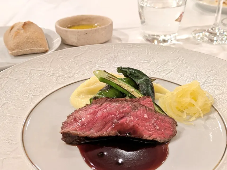 肉と野菜が盛り付けられたフレンチのメイン料理