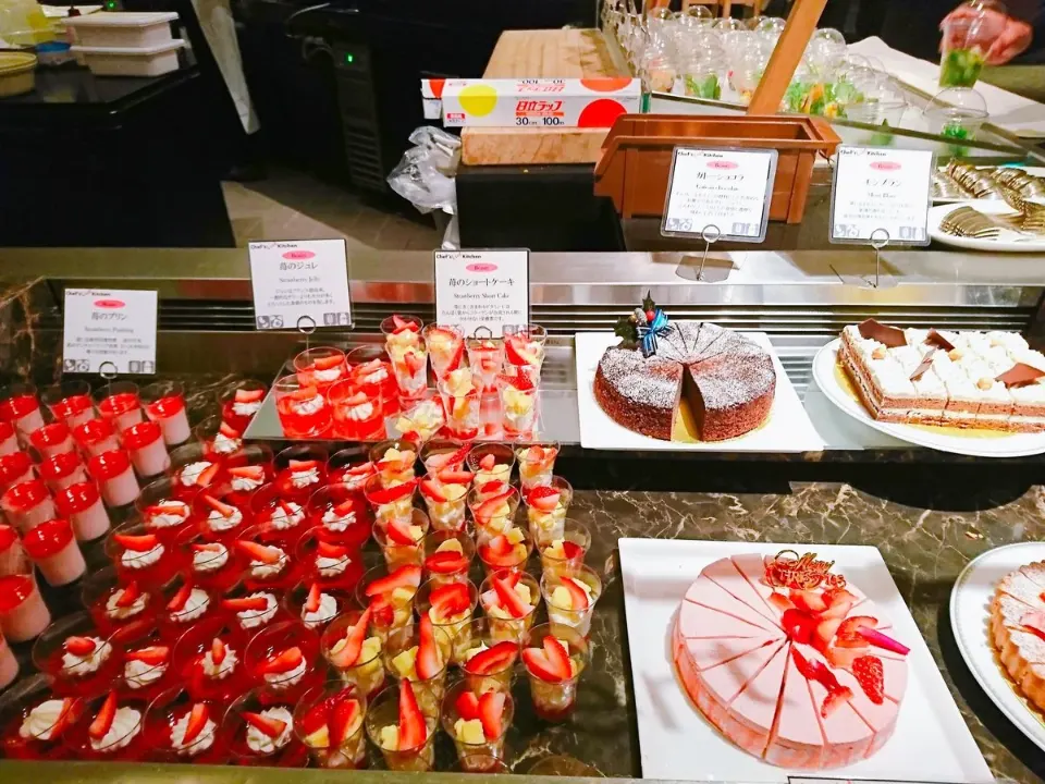 ビュッフェ台に並ぶ小さなケーキ