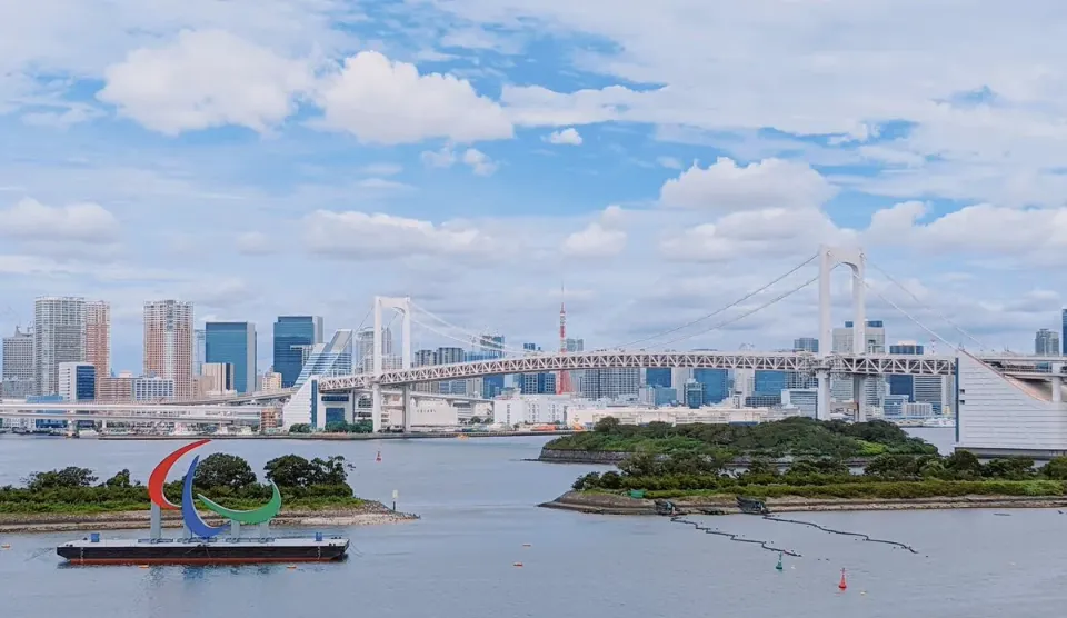 お台場の海とレインボーブリッジ