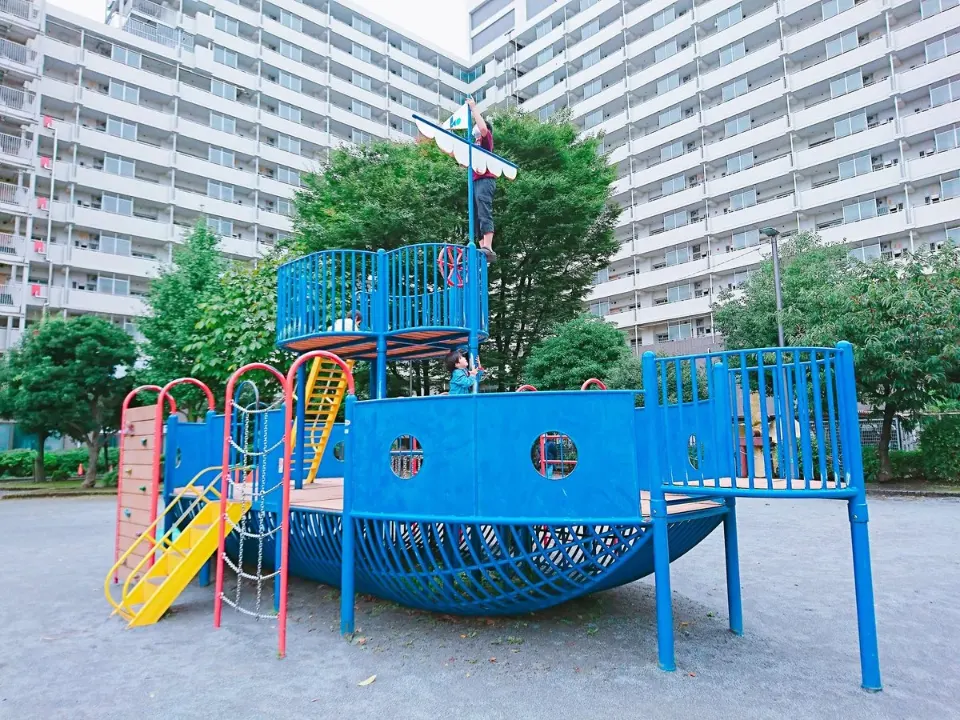 あさなぎ公園の青い船型遊具