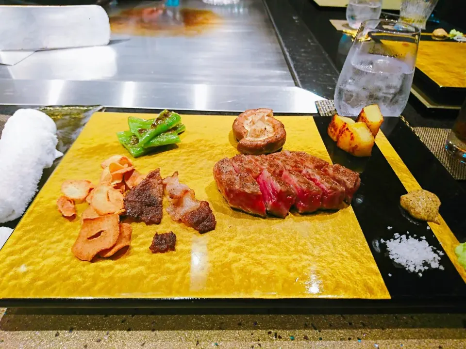 鉄板で焼いた肉と付け合わせ