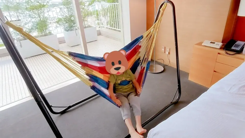 ハンモックでくつろぐ子ども