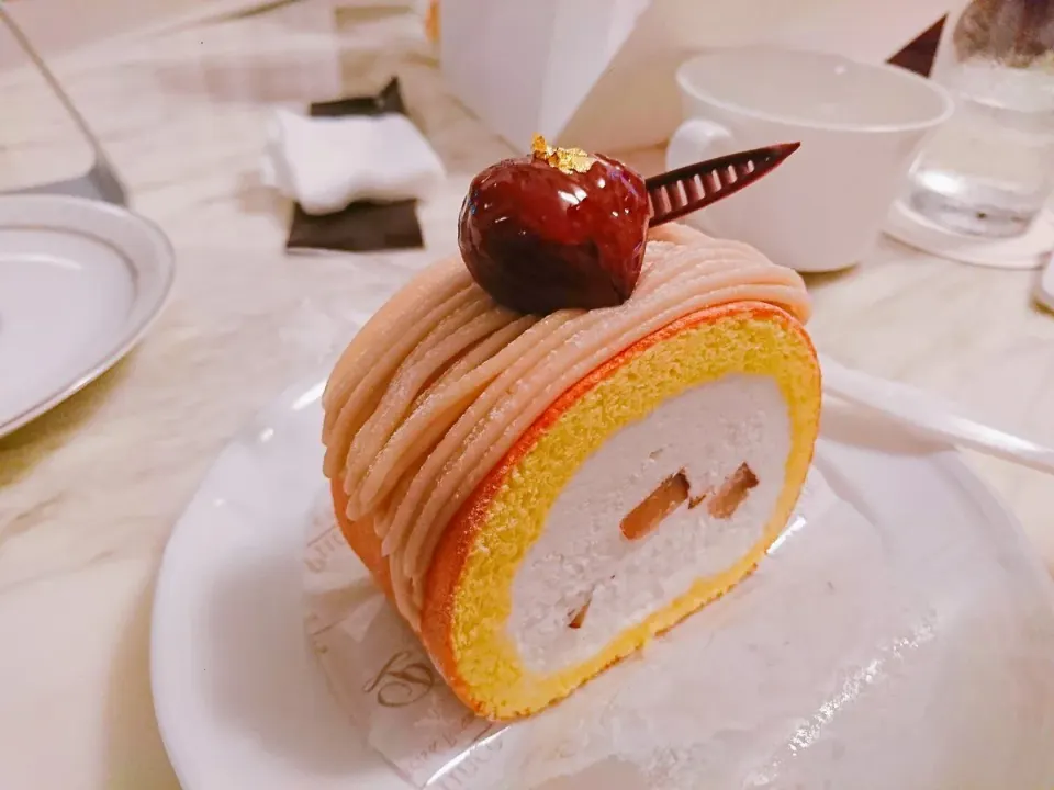 栗を飾ったロールケーキ