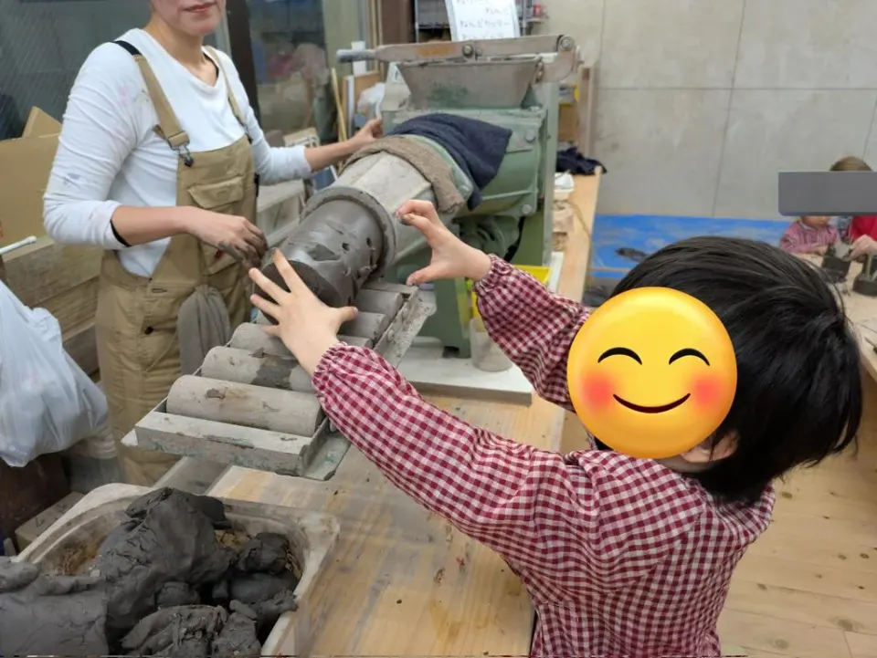 スタッフと電動工具で作業する子ども