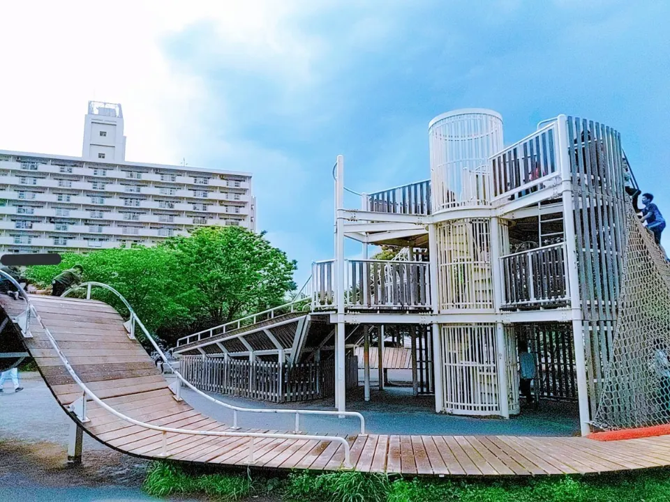 大島小松川公園のネットと滑り台がつながる大型遊具