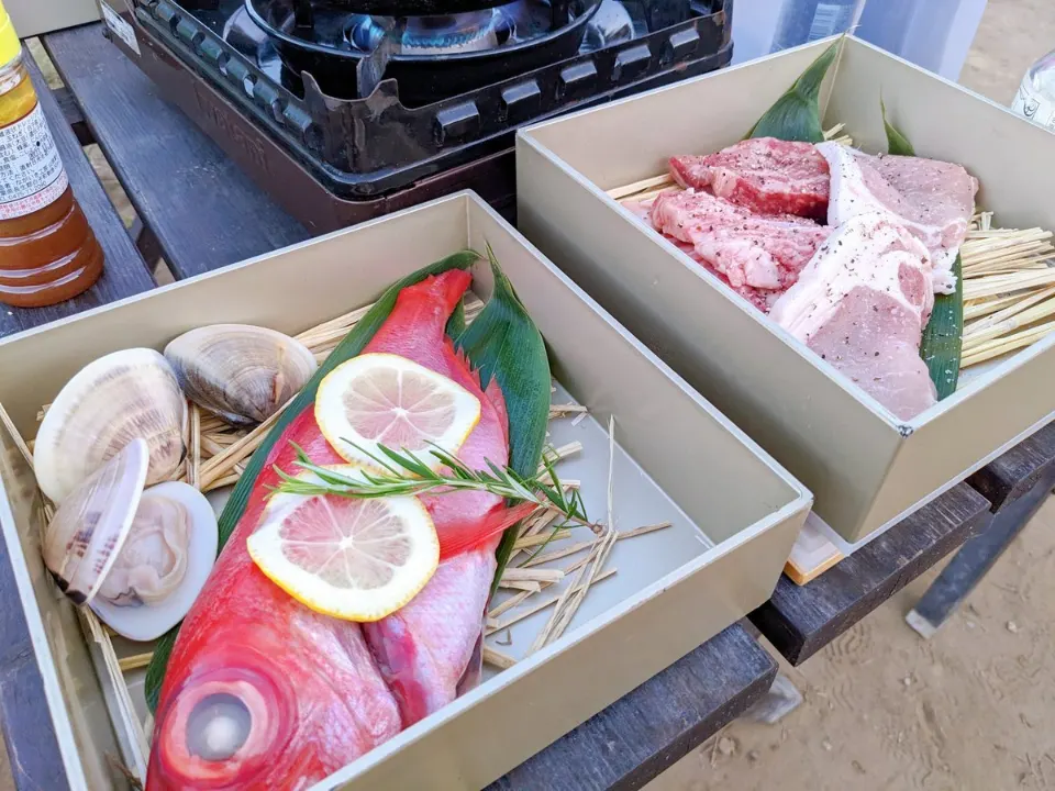 肉や魚が並ぶバーベキューの食材