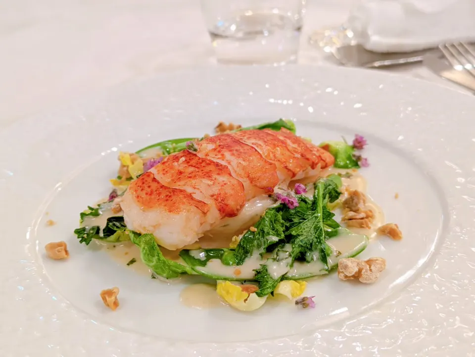 皿に盛り付けられたフレンチの魚料理