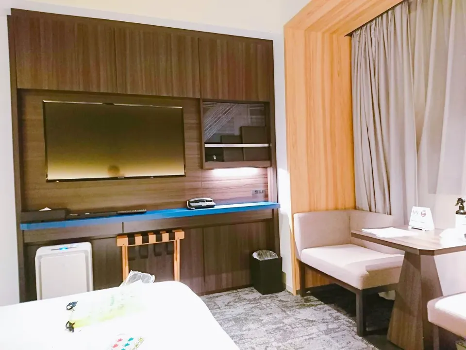 テレビと窓辺のテーブルを備えた客室
