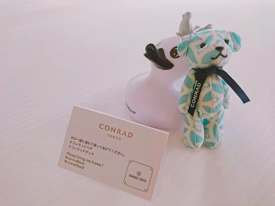 リボンを付けたコンラッドベア