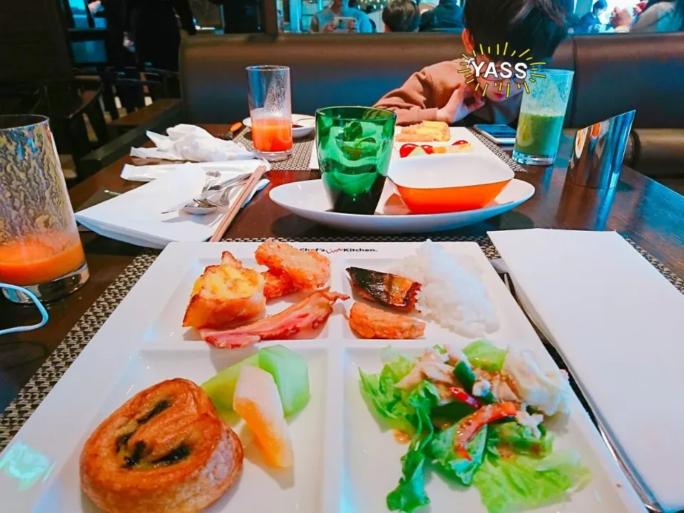 テーブルに並ぶ肉料理と飲み物