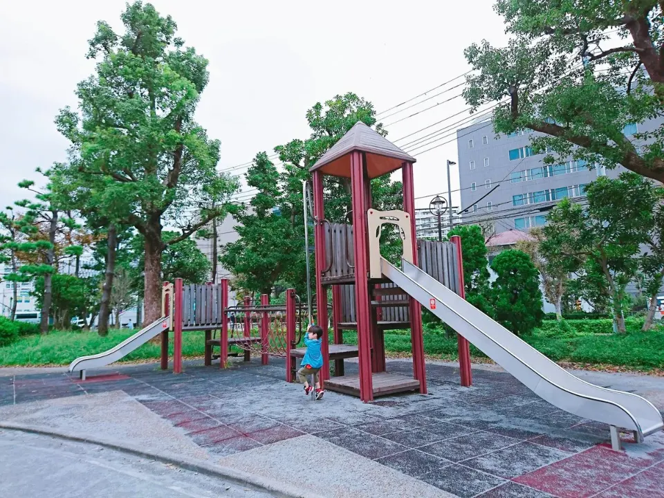 潮見一丁目遊園の滑り台