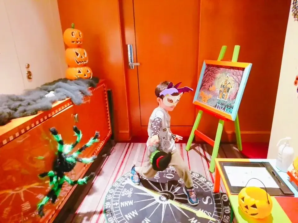 ハロウィンの飾り付けと仮装した子ども