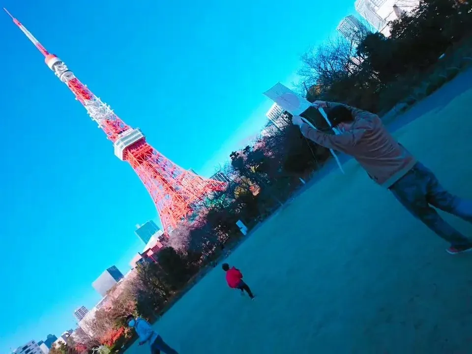 東京タワーの下で遊ぶ家族