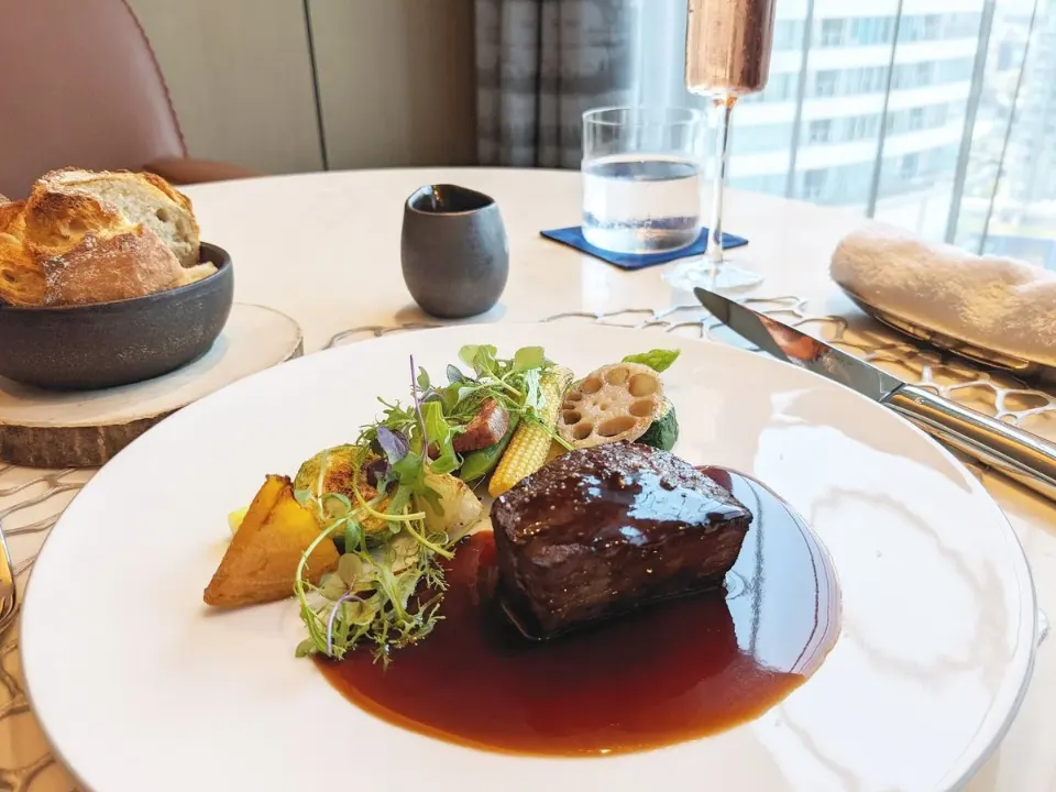 肉料理と付け合わせ