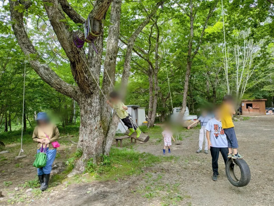 次男がお気に入りのツリーブランコ。この隣にお馬さんがいます。あ、後ろにも映ってましたね。