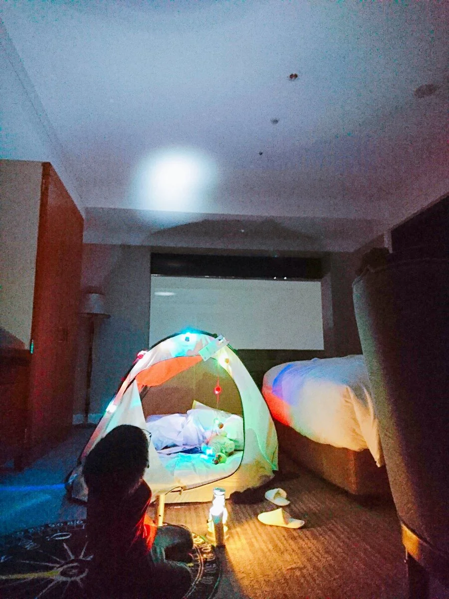 暗くした部屋で光るテントとプラネタリウム