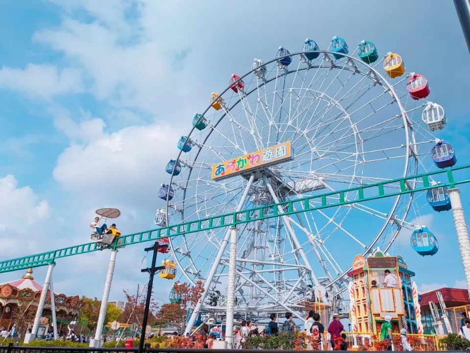 あらかわ遊園内の観覧車と遊具広場
