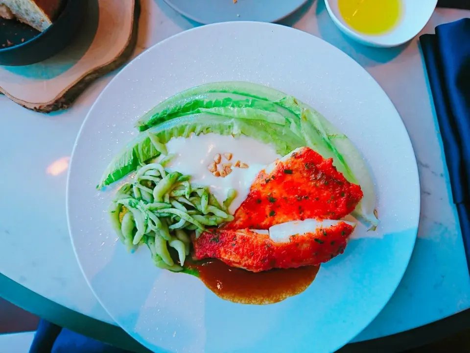 野菜を添えたメイン料理