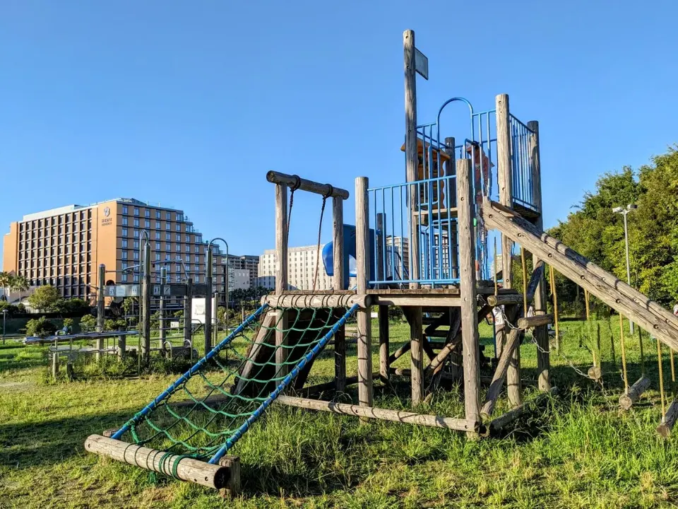 海辺の公園の木製遊具