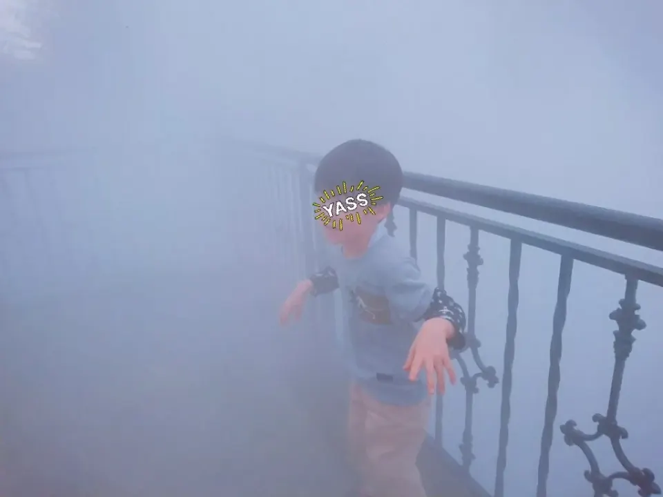 雲海の霧の中で遊ぶ子ども