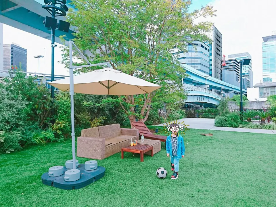 芝生で遊ぶ子ども