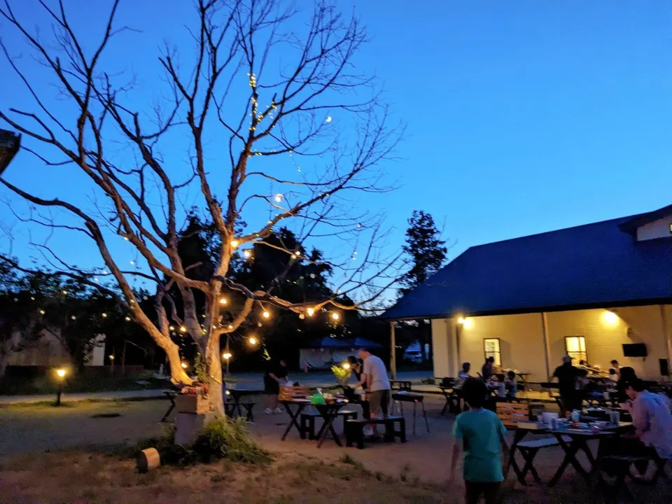 照明がともる夜の屋外テーブルと建物