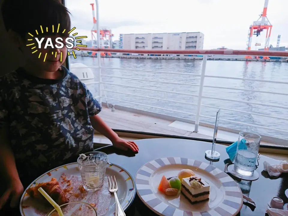 窓辺で食事を楽しむ子ども