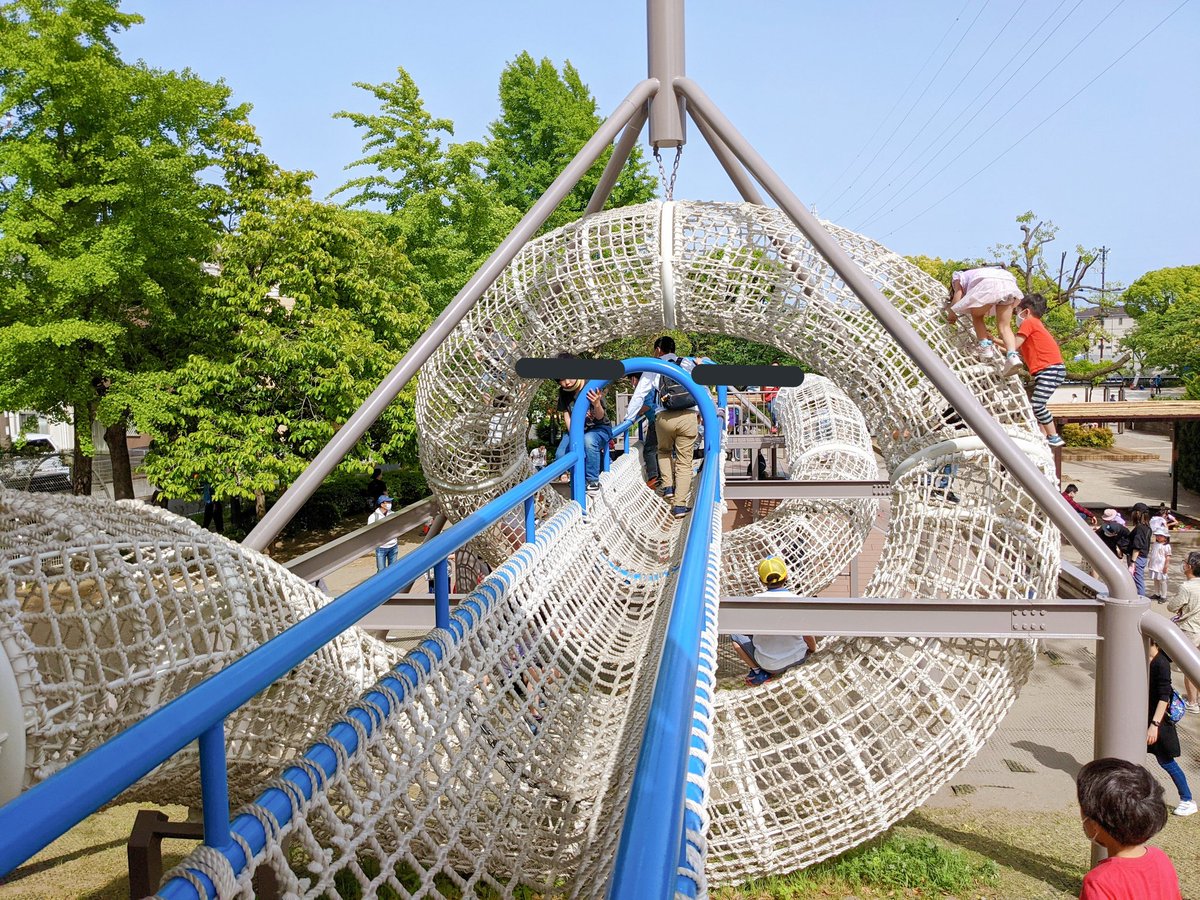 白いロープのトンネルと青い手すりのつり橋